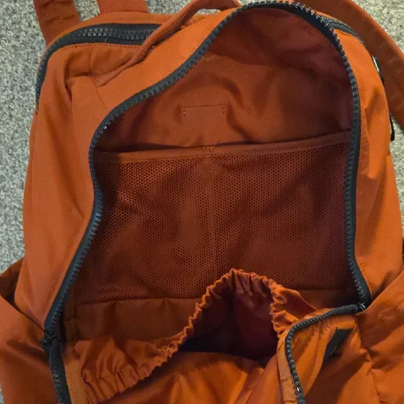 Lululemon Everyday Backpack 2.0 - Picture 5 of 7